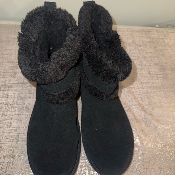 Koolaburra Black Faux-Shearling Slip-On Ankle Booties - Picture 4 of 14
